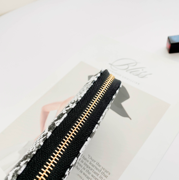 Portofel imprimeu sarpe alb negru Lizzy - TIARA CONCEPT STORE