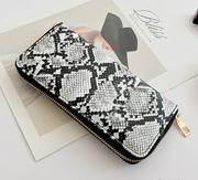 Portofel imprimeu sarpe alb negru Lizzy - TIARA CONCEPT STORE
