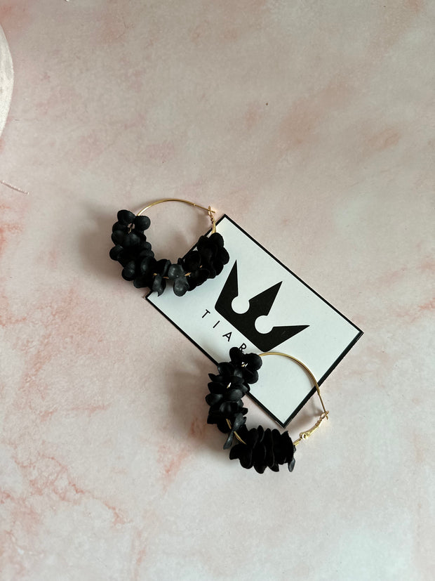 Cercei rotunzi cu flori negre - TIARA CONCEPT STORE