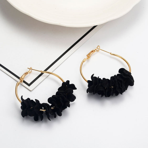 Cercei rotunzi cu flori negre - TIARA CONCEPT STORE