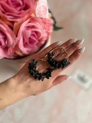 Cercei rotunzi cu flori negre - TIARA CONCEPT STORE